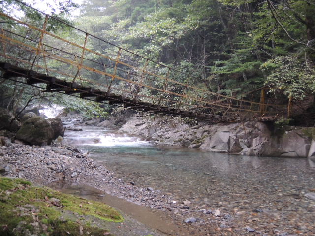 綺麗な川に吊り橋が.JPG