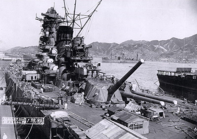 呉海軍工廠で最終艤装中の大和（1941年9月20日）.jpg
