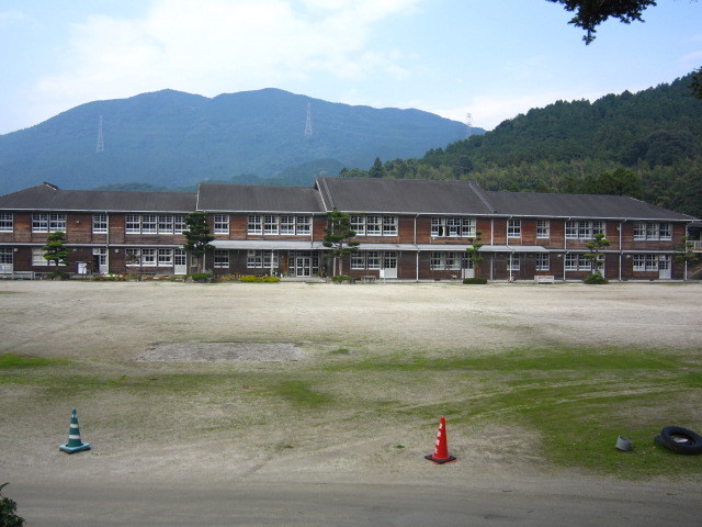 城の跡には中学校が建つ.JPG