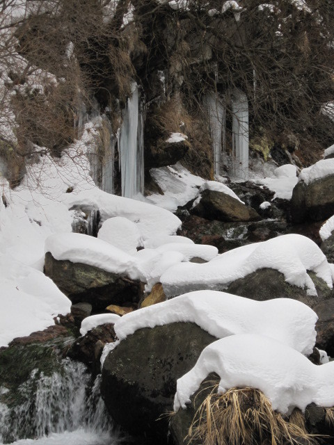 小さな滝も凍る.JPG