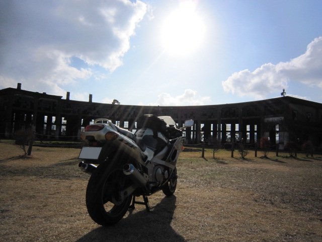 機関車庫とバイク.JPG