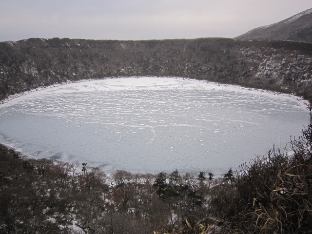 湖面は凍ってるよ！！.JPG