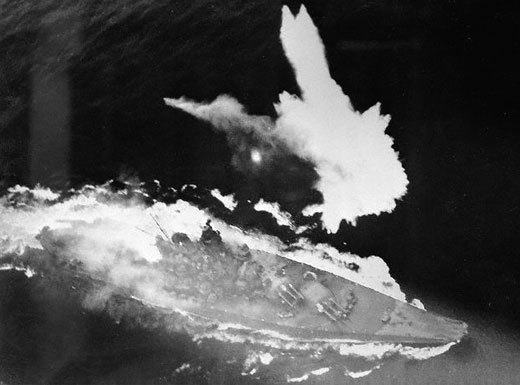 米軍航空隊の爆撃で炎上する大和（1945年4月7日）.jpg