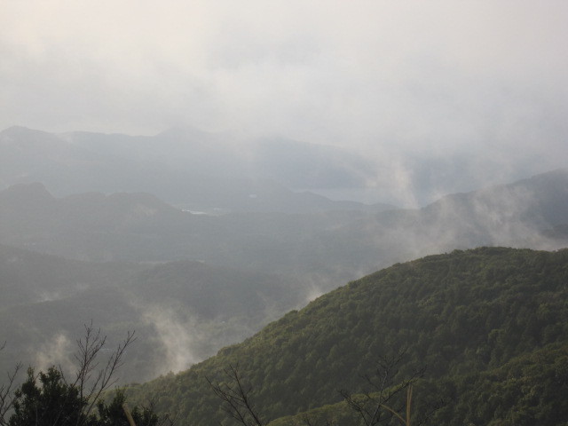 霧が立ち込める山々.JPG