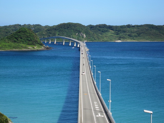青い海に長い橋.JPG